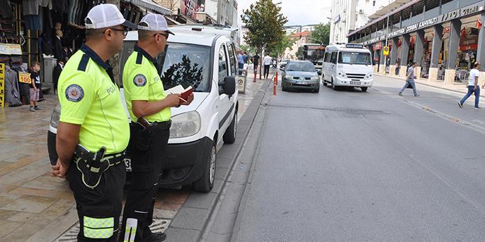 Denizli'de trafik polisleri, havadan drone ile yayalara yol vermeyen sürücülerin araçlarını tespit edip, ceza kesti.