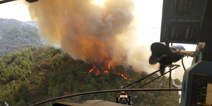 Muğla'nın Marmaris ilçesinde çıkan orman yangını ekiplerin havadan ve karadan yaptığı müdahaleyle kontrol altına alınmaya çalışılıyor. ( Sabri Kesen - Anadolu Ajansı )