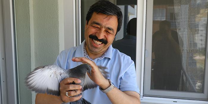 İzmir Katip Çelebi Üniversitesi Rektörü Prof. Dr. Saffet Köse, evinin balkonuna yuva yapan ve daha sonra da 2 yavru dünyaya getiren güvercinler için balkonunu tahsis etti. ( Tezcan Ekizler - Anadolu Ajansı )