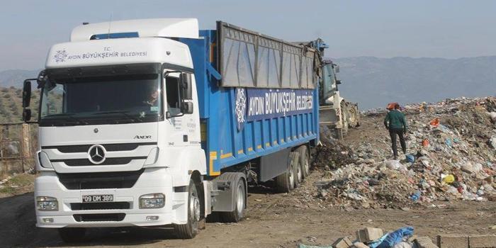 Çine Belediye Başkanı Enver Salih Dinçer, ilçenin çöp ihalesini alan firmanın sorumluluğunu yerine getirmemesi üzere gündeme gelen çöp taşıma hizmeti için Aydın Büyükşehir Belediyesinin iki TIR ile hizmet için destek vereceğini belirtti.