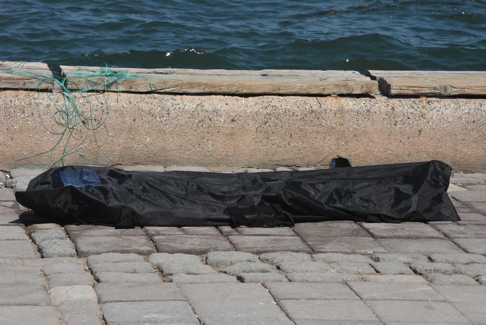 İzmir Alsancak'ta denizde erkek cesedi bulundu. Ceset, kimlik tespiti ve otopsi için Adli Tıp Kurumu'na gönderildi.