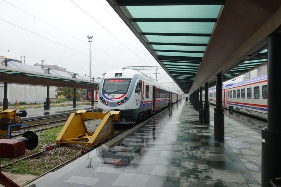 İzmir, Aydın, Denizli, Manisa ve Uşak'ta yeni tip koronavirüs (Kovid-19) nedeniyle ara verilen bölgesel tren seferlerine yeniden başlandı. ( Meriç Ürer - Anadolu Ajansı )
