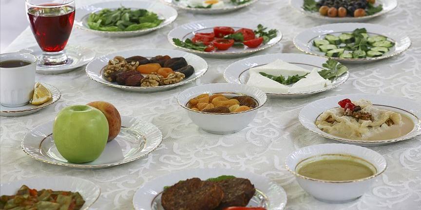 Sağlık Bakanlığınca, ramazanın ardından yeterli ve dengeli beslenme için neler tüketilmesi gerektiğini gösteren yiyeceklerin yer aldığı örnek "Sağlıklı Bayram Sofrası" hazırlandı.