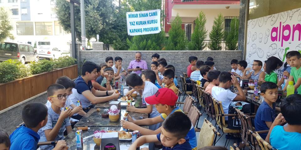 Efeler'de bulunan Mimar Sinan Cami'si Yaz Kur'an Kursu kapanış programı kapsamında kursta eğitim gören çocuklara kahvaltı etkinliği düzenlendi.