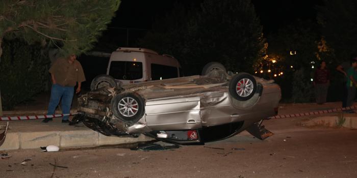 Denizli'nin Çal ilçesinde iki otomobilin çarpışması sonucu 2 kişi yaralandı.  ( Ahmet Kara - Anadolu Ajansı )