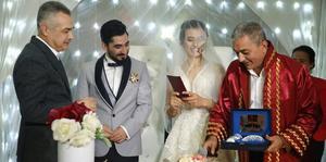Genç çiftin nikahını, Koçarlı Belediye Başkanı Nedim Kaplan kıydı.