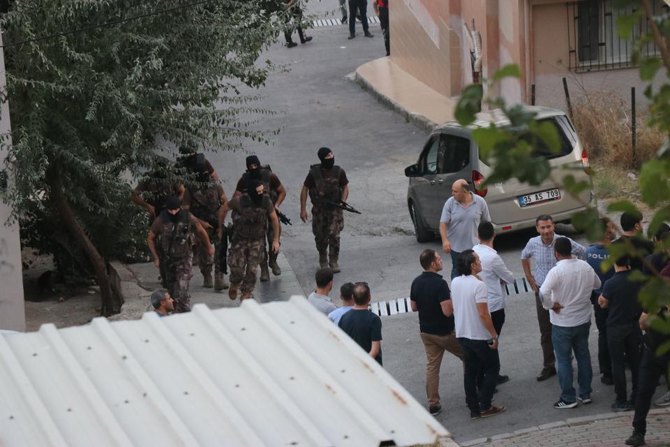İzmir'in Karabağlar ilçesinde çevreye silahla ateş açan zanlı ile olayla bağlantılı kavgaya karıştıkları öne sürülen 5 şüpheli gözaltına alındı. ( Yusuf Şahbaz - Anadolu Ajansı )