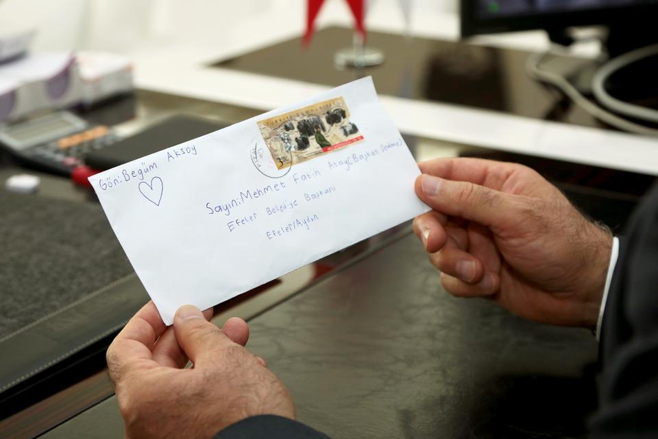 8 yaşındaki Begüm Aksoy’un kendisine yazdığı, ‘Sevgili Başkan Dedeciğim’ diye başlayan mektubu okuyan Efeler Belediye Başkanı Mehmet Fatih Atay, duygu dolu anlar yaşadı.
