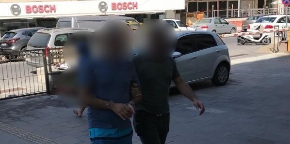 Aydın'ın Kuşadası ilçesinde haklarında kesinleşmiş hapis cezası bulunan biri cezaevi firarisi 2 kişi yakalandı. ( Kuşadası İlçe Emniyet Müdürlüğü - Anadolu Ajansı )