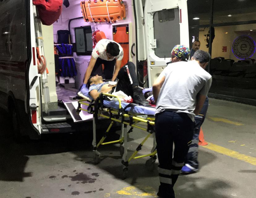 İzmir'in Bornova ilçesinde döner bıçaklı kavgada 3 kişi yaralandı. ( Şafak Yel - Anadolu Ajansı )