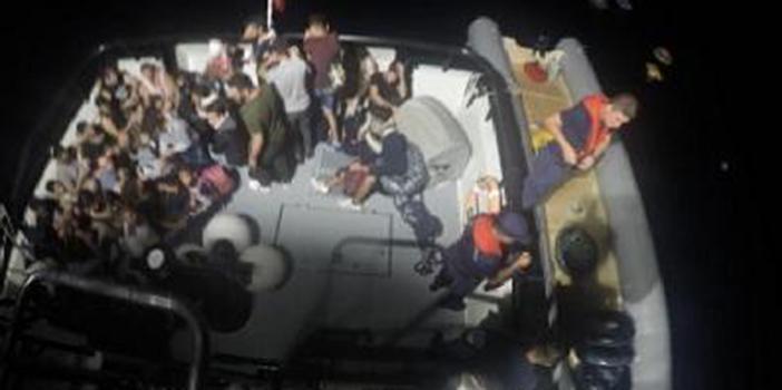 Bodrum'un Karaada açıklarında, lastik botla yasa dışı geçiş yapmaya çalışan 35 kaçak göçmen, Sahil Güvenlik ekiplerince yakalandı.