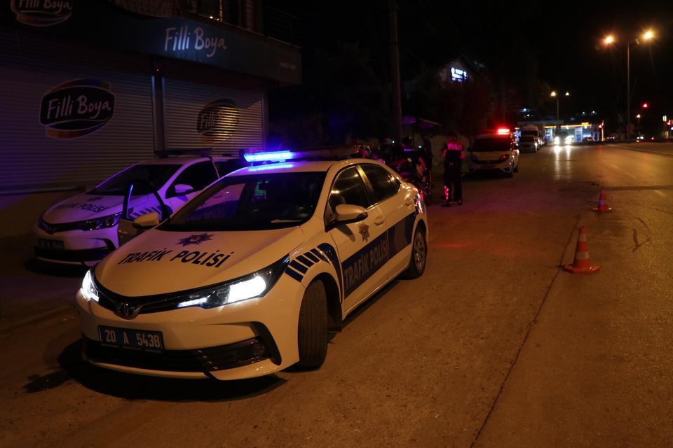 Denizli'nin Merkezefendi ilçesinde uygulama noktasında görevli polis memuruna çarparak kaçan, bir süre sonra da aracını terk eden şüpheli, kovalamaca sonucu yakalandı. Polis ekipleri, uygulama noktasında inceleme yaptı. ( Mustafa Değirmencioğlu - Anadolu Ajansı )