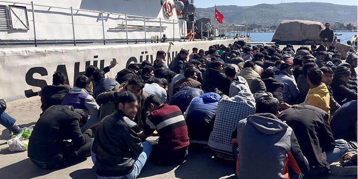 İzmir'in Menderes ilçesinde yasa dışı yollarla yurt dışına çıkmaya çalışan 49 düzensiz göçmen yakalandı.