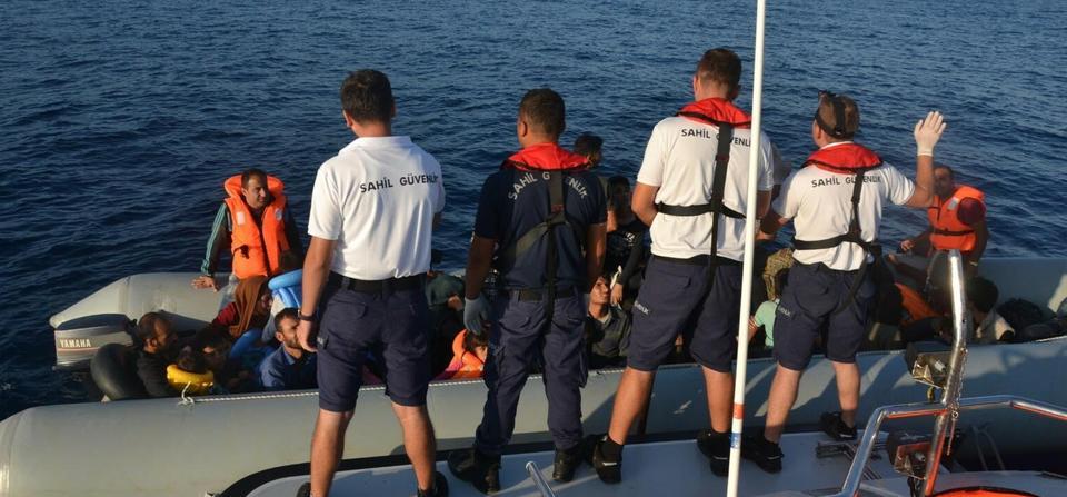 Kuşadası'nda, lastik botla Yunan adalarına geçmeye çalışan 42 kaçak göçmen Sahil Güvenlik ekibi tarafından yakalandı.