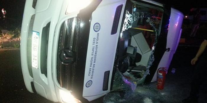 Muğla'nın Fethiye ilçesinde yolcu minibüsü ile otomobilin çarpışması sonucu 14 kişi yaralandı. ( Fethiye Bölge Trafik İstasyon Amirliği - Anadolu Ajansı )