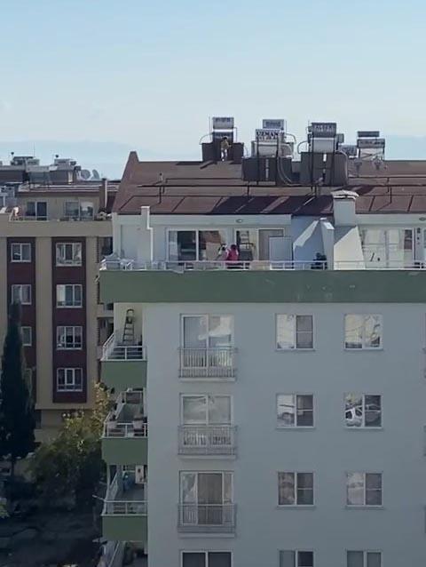 Aydın'ın Didim ilçesinde, oturdukları 5 katlı apartmanın çatısında oynayan çocuk, paniğe neden oldu.