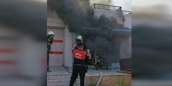 Muğla'nın Bodrum ilçesindeki bir matbaada çıkan yangın, itfaiye ekibince söndürüldü. ( BODRUM İTFAİYE AMİRLİĞİ - Anadolu Ajansı )