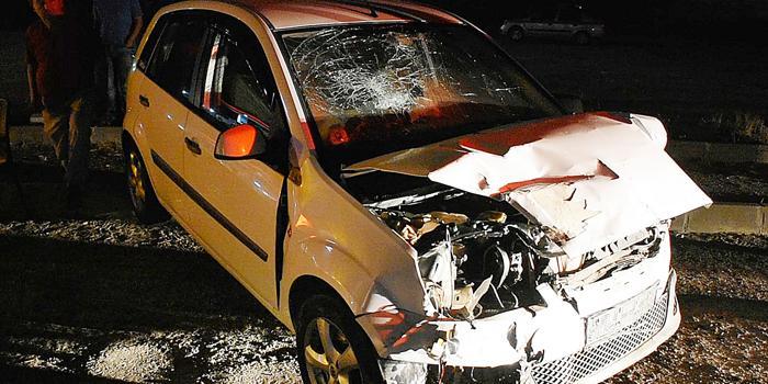 İzmir'in Kemalpaşa ilçesinde iki otomobilin çarpışması sonucu 1 kişi hayatını kaybetti, 6 kişi yaralandı. ( Haluk Satır - Anadolu Ajansı )