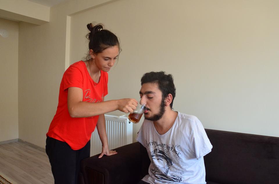 Aydın'da elektrik akımına kapılması nedeniyle iki kolunu kaybeden 18 yaşındaki Samet Aktepe'nin (sağda) protez kol tedavisi için yardım kampanyası başlatıldı.  ( Gökhan Düzyol - Anadolu Ajansı )