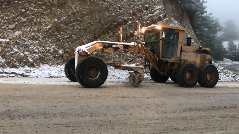 Aydın’ın Kuşadası ilçesinde, kırsal mahallelerin yoğun kar yağışı nedeniyle kapanan yollar belediye ekiplerinin çalışması ile ulaşıma açıldı.