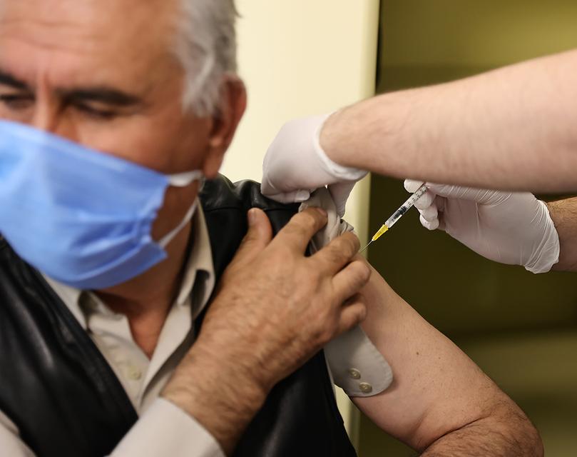 Yeni tip koronavirüse (Kovid-19) karşı toplumsal bağışıklığın sağlanabilmesi için sürdürülen aşılama programı kapsamında vatandaşlara BioNTech aşısının birinci dozu uygulanmaya başlandı.  ( Mustafa Murat Kaynak - Anadolu Ajansı )