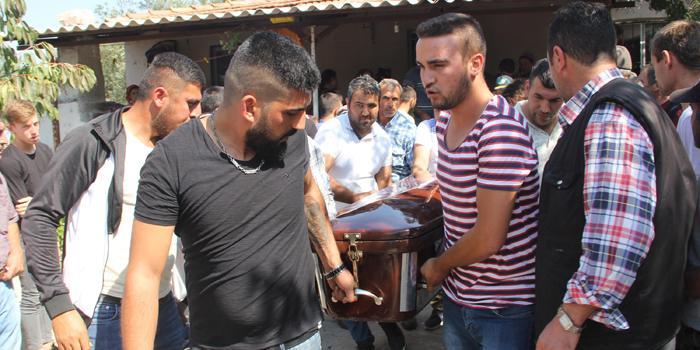 İzmir'in Kınık ilçesinde, bir müzikhole düzenlenen silahlı saldırı sırasında, kapı önünde sigara içtikleri belirlenen personelden Ferhat Yılmaz (24) yaşamını yitirirken, Ejder Uyaroğlu (47) yaralandı.