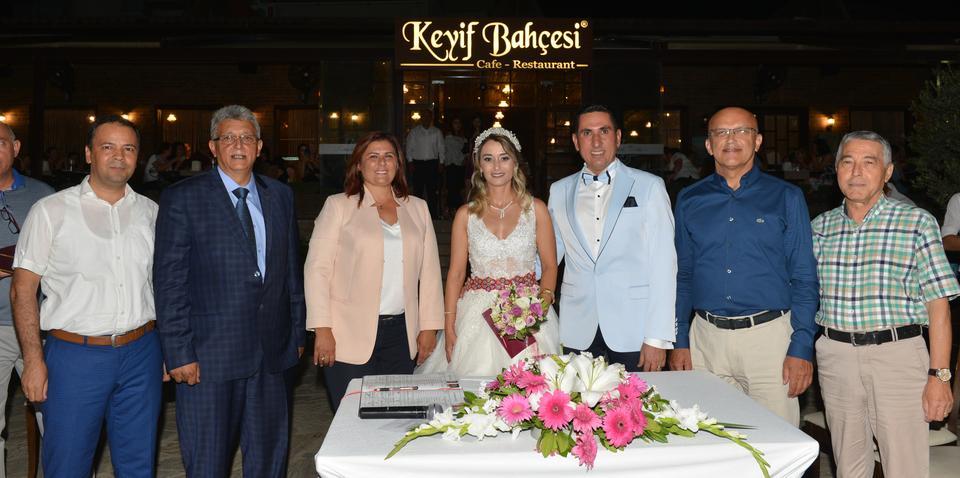 Çiftin nikahını Aydın Büyükşehir Belediye Başkanı Özlem Çerçioğlu kıydı.