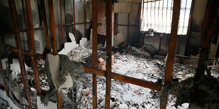 İzmir'in Karabağlar ilçesinden Menderes ve Seferihisar ilçelerine sıçrayan orman yangınında Mustafa Sağıroğlu'nun evi yandı.  ( Evren Atalay - Anadolu Ajansı )
