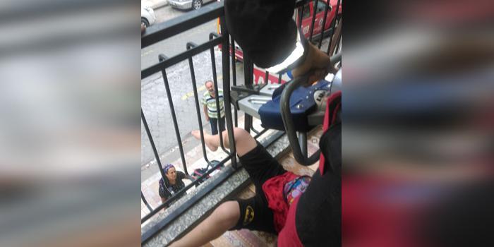 Denizli'nin Pamukkale ilçesinde bacağı balkondaki demir korkuluklara sıkışan çocuk, itfaiye ekiplerince kurtarıldı. ( Denizli Büyükşehir Belediyesi İtfaiye - Anadolu Ajansı )