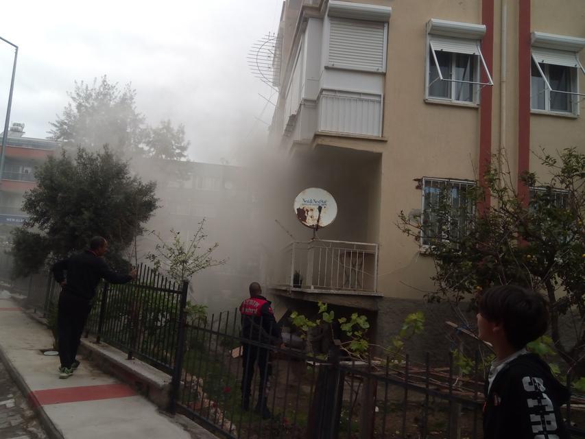 Aydın'ın Didim ilçesinde bir evde çıkan yangında hasar oluştu. ( Bahri Aşık - Anadolu Ajansı )