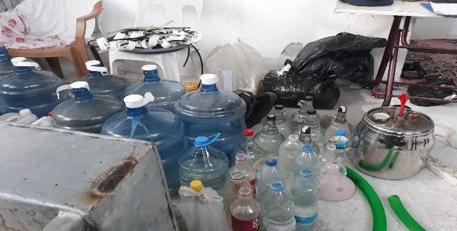Aydın’ın Çine ilçesinde jandarmanın düzenlediği operasyonda 900 litre kaçak içki ve içki yapımında kullanılan malzemeler ele geçirildi.