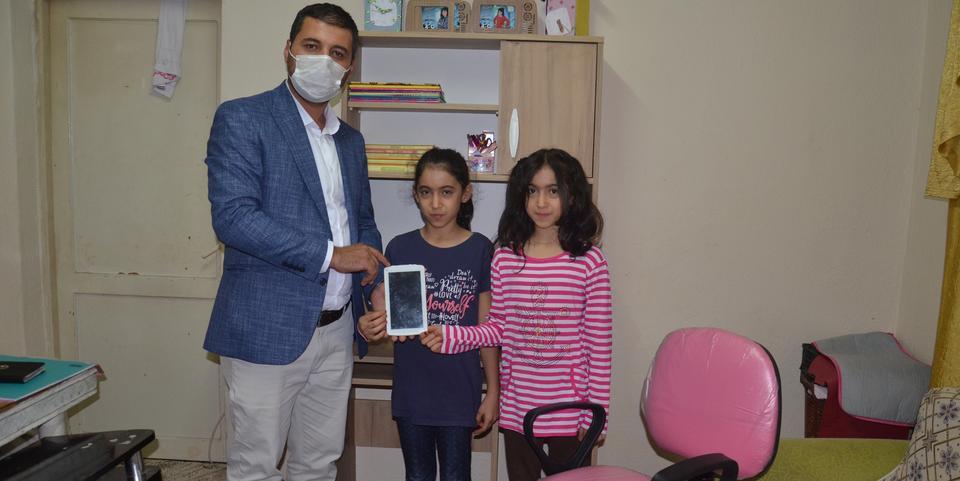 Aydın’ın İncirliova ilçesinde 10 yaşındaki ikizlere, AK Parti İncirliova İlçe yönetimince çalışma masası ve tablet hediye edildi. ( Gökhan Düzyol - Anadolu Ajansı )