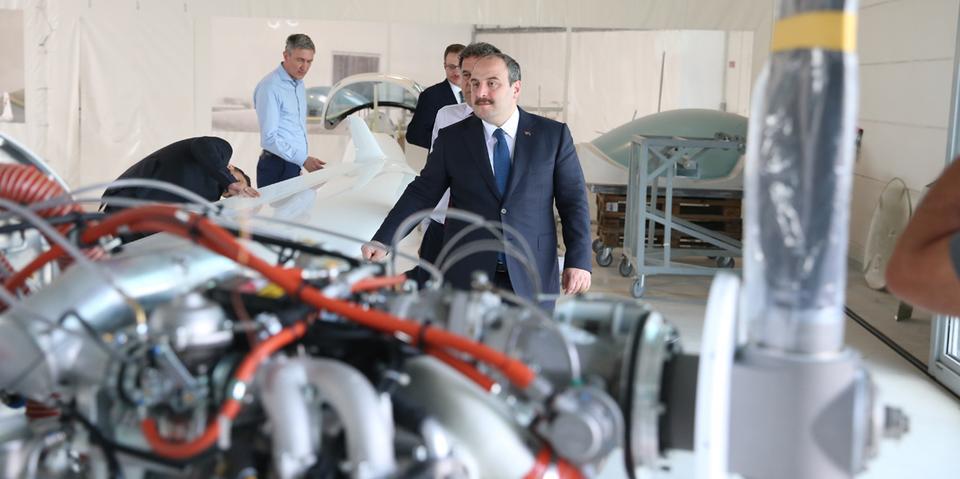 Sanayi ve Teknoloji Bakanı Varank, "Aquila Havacılık'ın Almanya'daki üretiminin bir kısmını Türkiye'ye taşıyacağız. Türkiye'de kendi markamızla uçak üretimi yapmış olacağız." dedi.