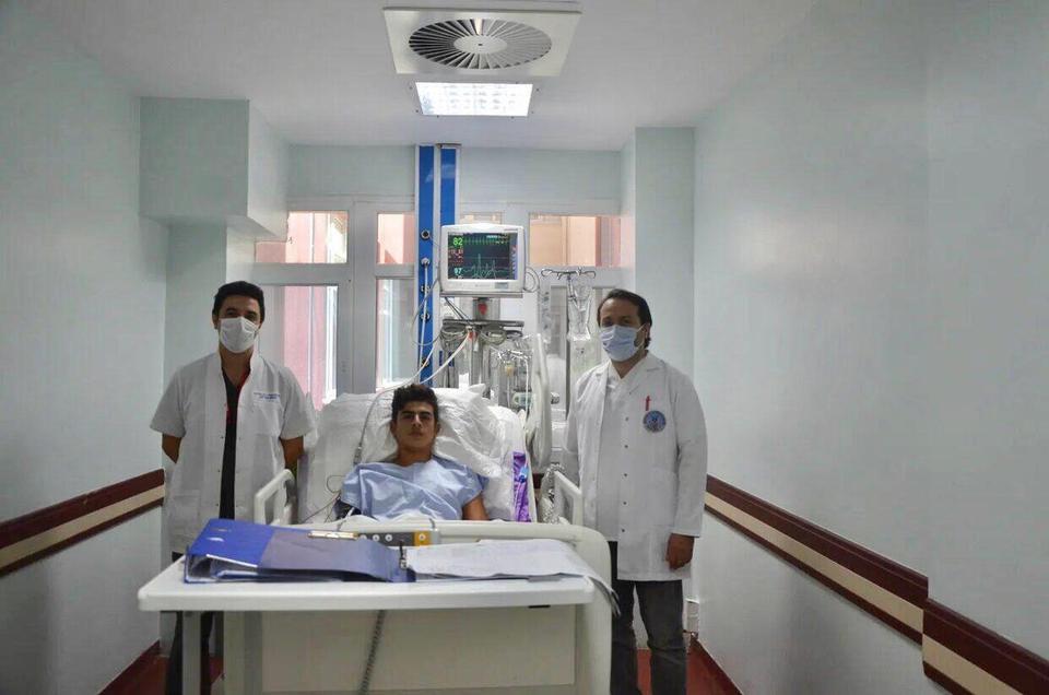 Aydın’da sanayi elektriğine kapılan 17 yaşındaki Berzan Özkaya, ADÜ  Hastanesi Acil Yoğun Bakım Ünitesinde yapılan girişimler ve tedaviler sonucu bilincinin açılmasının ardından bir haftadan kısa süre içinde normal yaşamsal fonksiyonlara kavuşarak hastaneden taburcu edildi.