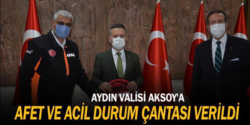 AFAD Aydın İl Müdürü Ramazan Harman, Vali Hüseyin Aksoy'a (fotoğrafta) afet ve acil durum çantası verdi. Vali Hüseyin Aksoy (fotoğrafta), bir açıklama yaptı. ( Gökhan Düzyol - Anadolu Ajansı )