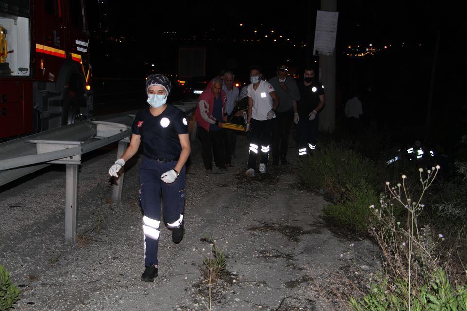 Manisa'nın Kula ilçesinde şarampole devrilen otomobildeki 3 kişi yaralandı. ( Kamil Altıparmak - Anadolu Ajansı )