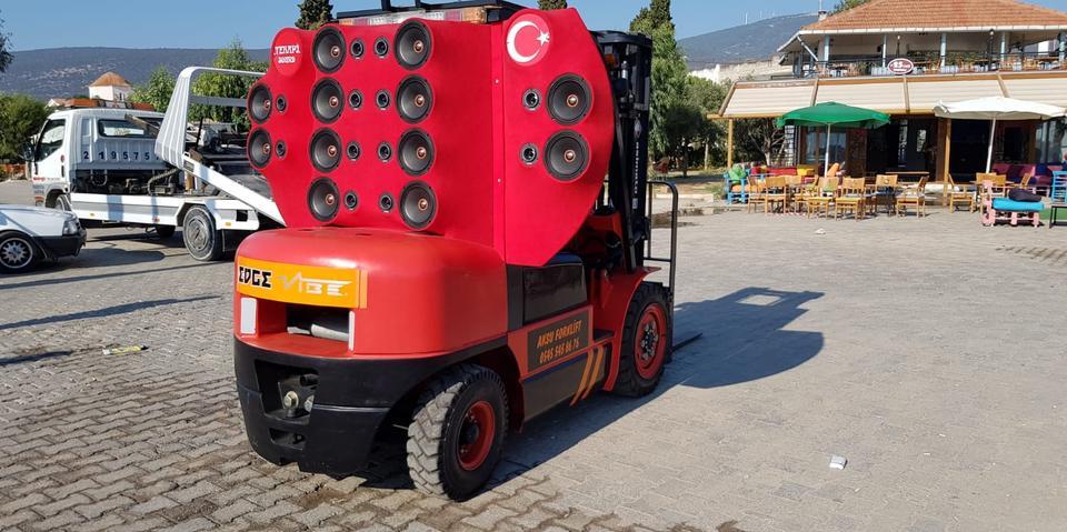 Aydın'da gerçekleştirilen modifiye festivalinde bir ilk gerçekleştirildi. Forklifte ses sistemi takıldı.