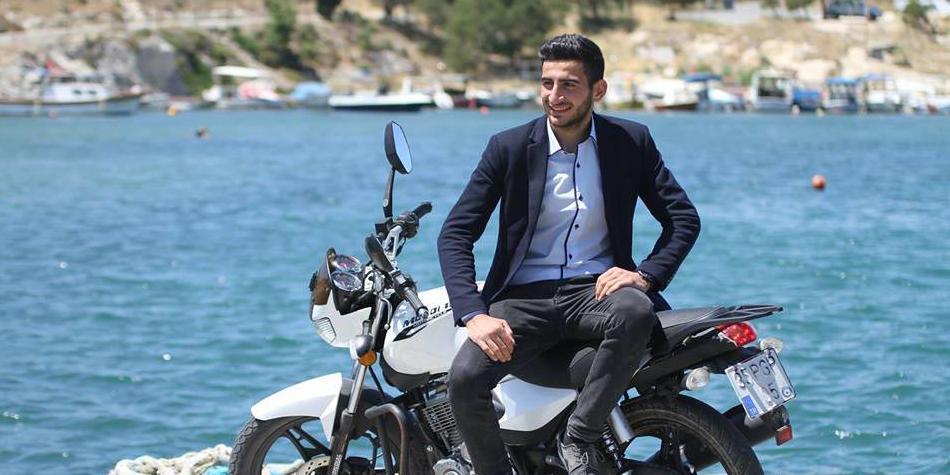 İzmir'in Foça ilçesinde, hafif ticari araçla çarpışan motosikletin sürücüsü Muhammet Ceviz (22) yaşamını yitirdi.