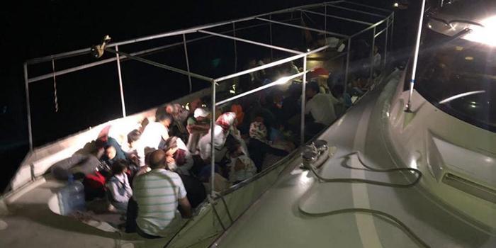 Aydın'ın Didim ilçesi açıklarında Sahil Güvenlik ekiplerince durdurulan teknede, 54 kaçak göçmen yakalandı.