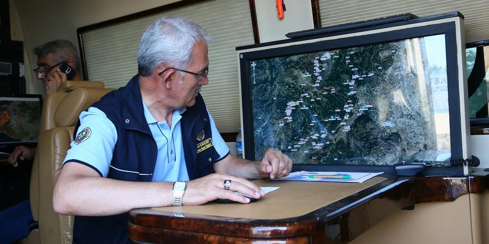 Orman Genel Müdürü Bekir Karacabey, İzmir'de üç ilçede etkili olan ve 53 saatte kontrol altına alınan yangında görev yapan helikopterlerin 3 bin sorti yaptığını ve 7 bin 500 ton su atıldığı belirtti.