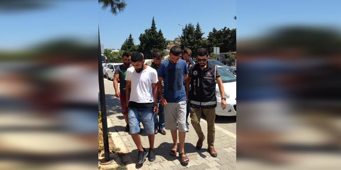 İzmir'in Çeşme ilçesinde 11 düzensiz göçmen yakalandı, organizatör oldukları iddiasıyla gözaltına alınan 6 şüpheli tutuklandı.  ( Çeşme İlçe Emniyet Müdürlüğü - Anadolu Ajansı )