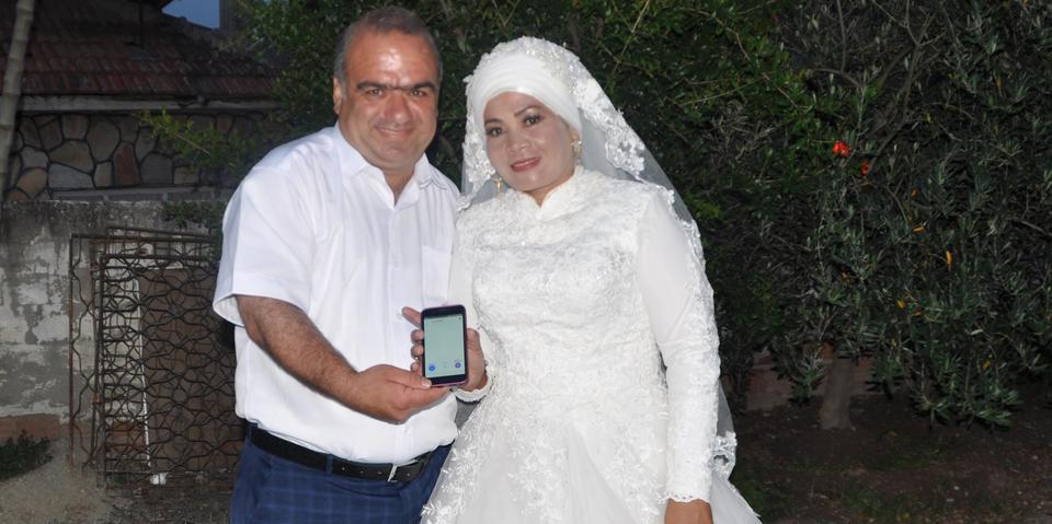 Denizli'de yapılan düğünle dünyaevine giren çift, birbirleriyle iletişimlerini cep telefonlarına yükledikleri tercüme programı(google translate) ile sağlıyor.