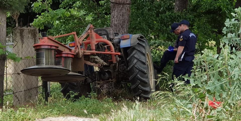 İzmir'in Tire ilçesinde kullandığı traktörle ağaç arasında sıkışan çiftçi Mustafa Arıcılar, yaşamını yitirdi. ( Dilek Ayvalı - Anadolu Ajansı )