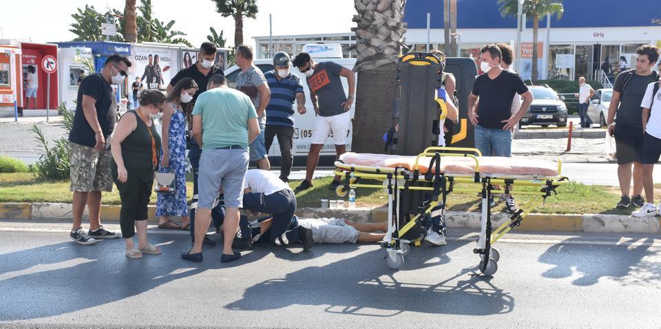 Muğla'nın Bodrum ilçesinde devrilen motosikletin sürücüsü yaralandı. ( Ali Ballı - Anadolu Ajansı )