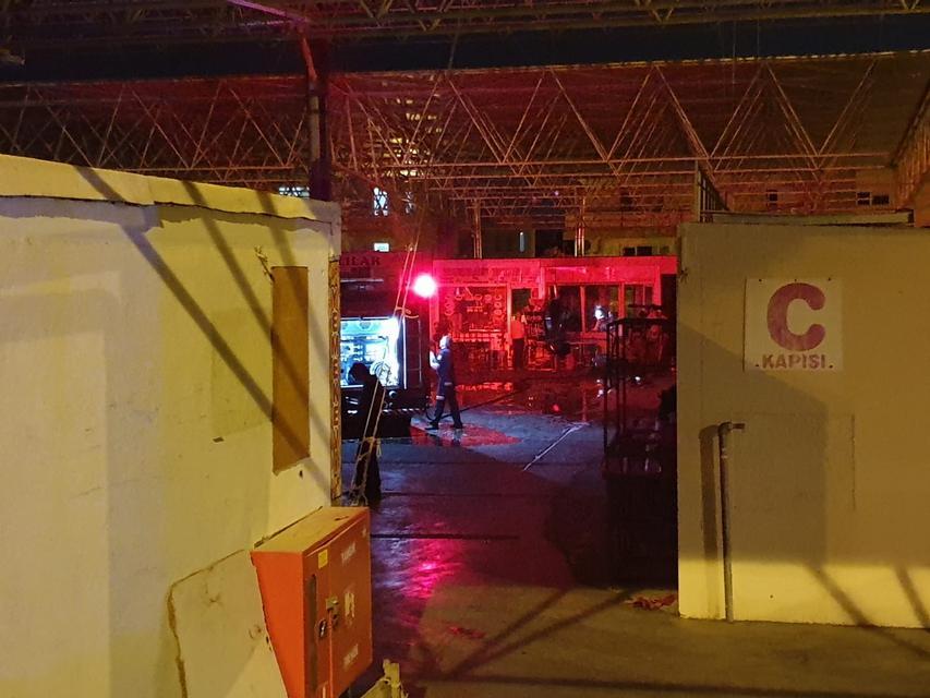 İzmir'in Balçova ilçesinde, bir lokantada tüp patlaması sonucu maddi hasar oluştu. Ekipler olay yerinde çalışma yaptı. ( Yusuf Soykan Bal - Anadolu Ajansı )
