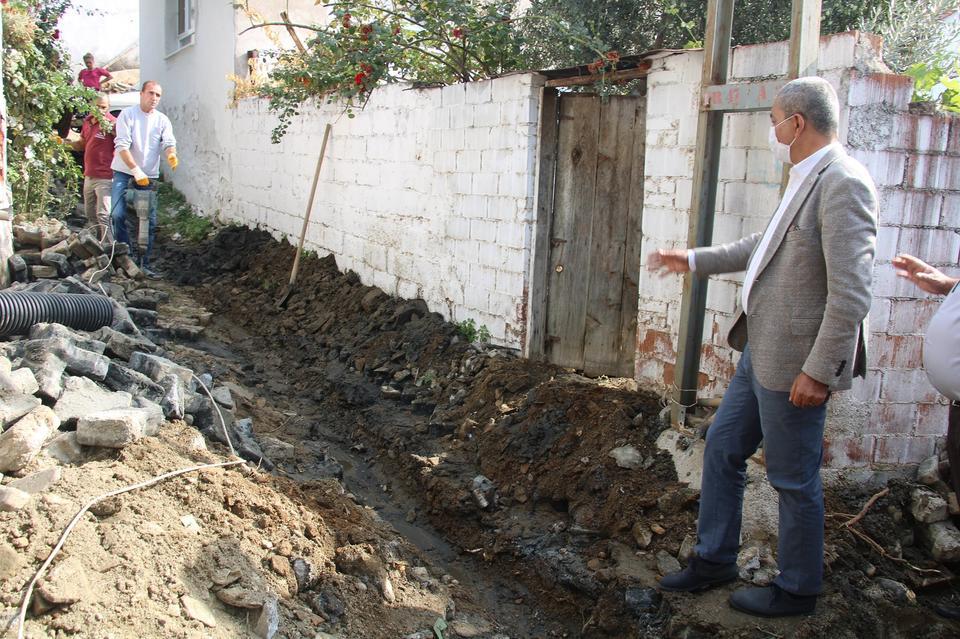 Koçarlı’nın Şenköy Mahallesi’nde evlerden sokaklara akan atık suların oluşturduğu pis koku, Koçarlı Belediyesi tarafından çözüme kavuşturuldu.