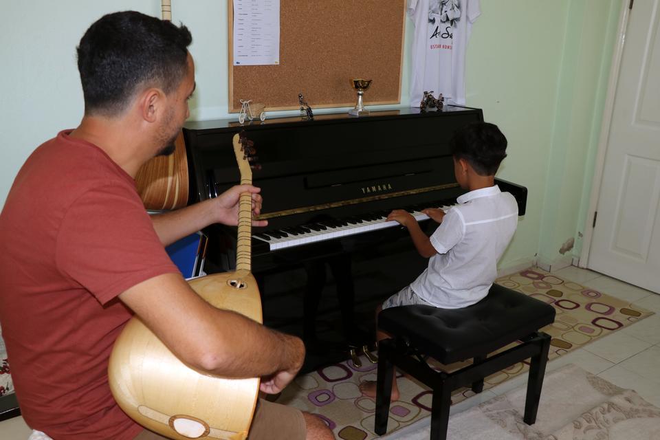 Aydın'da kısa süreli piyano eğitimiyle Almanya'daki uluslararası yarışmada derece elde eden 8 yaşındaki Doğu Balyemez, Bulgaristan'da düzenlenecek Uluslararası Müzik Yarışmasında birinci olmak istiyor. ( Mehmet Çalık - Anadolu Ajansı )