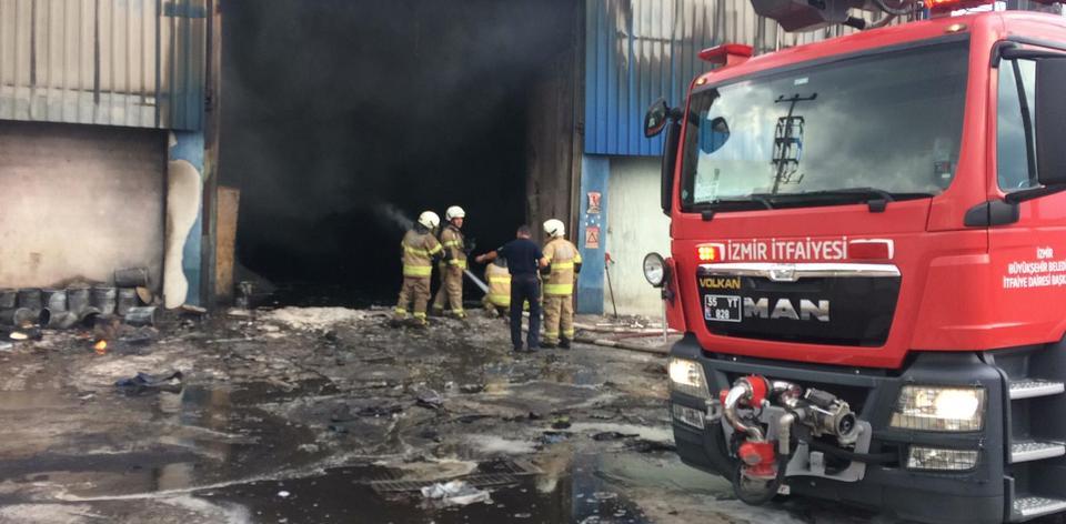 İzmir'in Torbalı ilçesinde bir geri dönüşüm fabrikası, çıkan yangında kullanılamaz hale geldi. ( Yasin Gülcü - Anadolu Ajansı )
