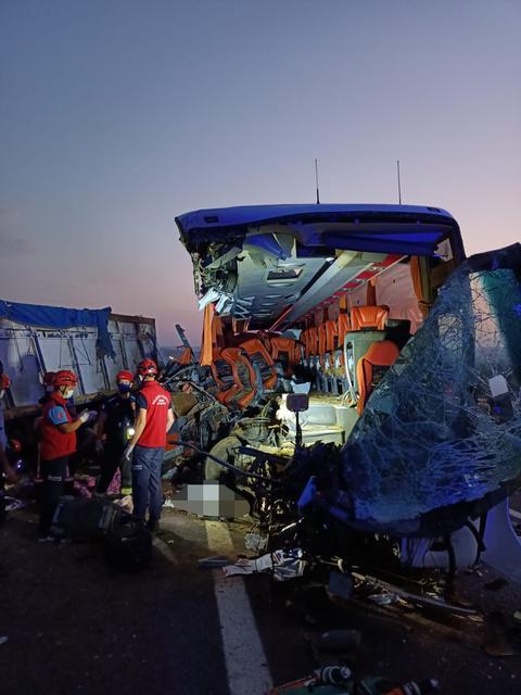Manisa'nın Soma ilçesinde otobüsün tıra çarpması sonucu ilk belirlemelere göre 9 kişi öldü, 30 kişi yaralandı. ( Manisa İl jandarma Komutanlığı - Anadolu Ajansı )