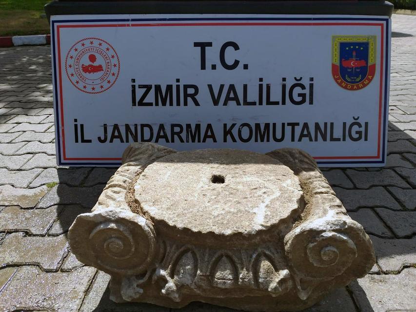 İzmir'de düzenlenen tarihi eser kaçakçılığı operasyonunda ele geçirilen Roma dönemine ait sütun başlığı, İzmir Müze Müdürlüğüne teslim edildi.  3 kişi gözaltına alındı. ( Jandarma Genel Komutanlığı - Anadolu Ajansı )